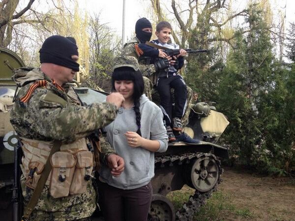 Trẻ em Ukraine vui đùa cùng người biểu tình trên xe bọc thép