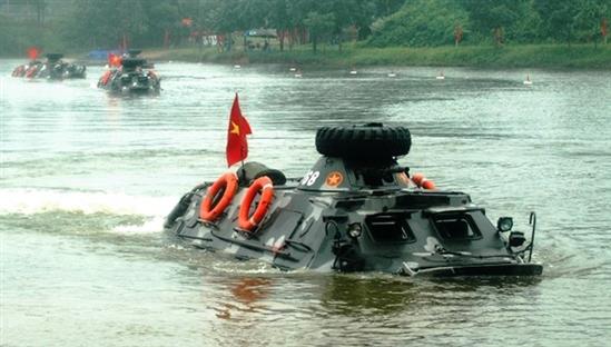 Video lực lượng thiết giáp lội nước Việt Nam huấn luyện chiến đấu