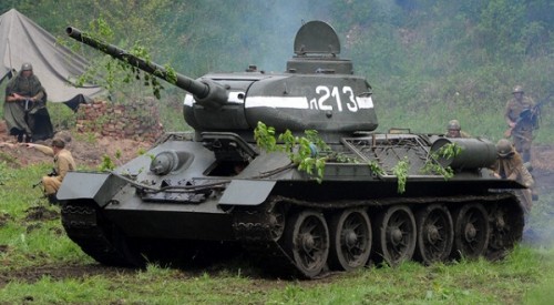 Cỗ xe tăng huyền thoại T-34 lật nhào trong lễ duyệt binh tại Nga