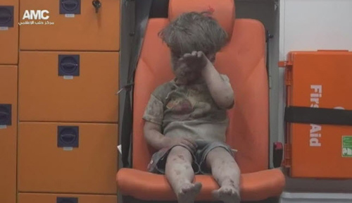 Cậu bé Syria đầy bụi và máu lôi ra từ ngôi nhà bị đánh bom khiến cả thế giới bàng hoàng