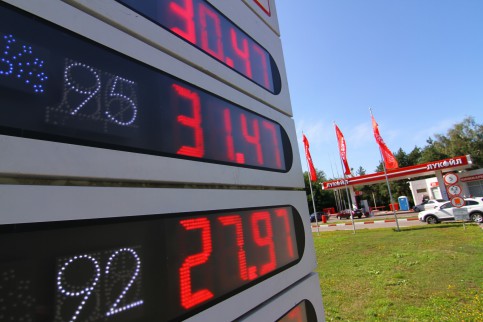 Moskva: Xăng tăng giá