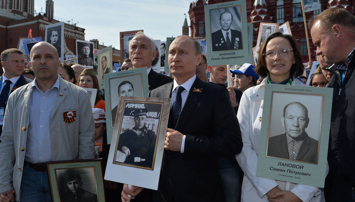 Tổng thống Putin ôm ảnh cha dẫn đầu cuộc diễu hành với 