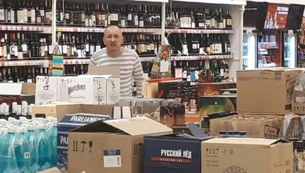 Ivanovo: Ông khách say ném vỡ tan tành quầy rượu vì 