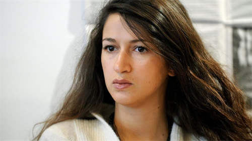 Nữ phóng viên xinh đẹp, dũng cảm của Charlie Hebdo