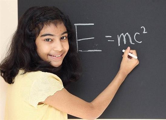 Bé gái 12 tuổi có IQ cao hơn thiên tài Einstein và Hawking