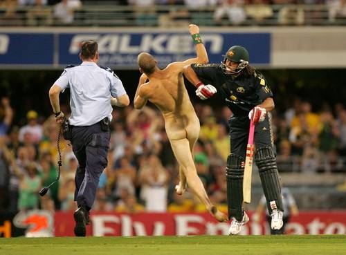 Những kẻ lột đồ trên sân thể thao