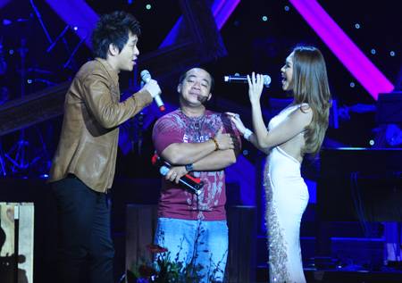 Diện váy hở lưng, Mỹ Tâm e ấp “chiều” Tuấn Hưng