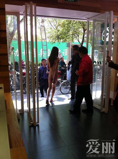 Sốc: Thiếu nữ khỏa thân dạo phố