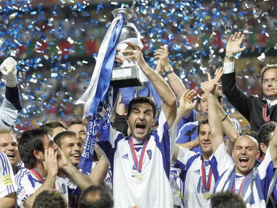 Lịch sử EURO: Chiến thắng nào cũng ngọt ngào như thanh sô cô la...