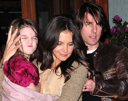 Katie Holmes thấy nghẹt thở vì bị chồng kiểm soát