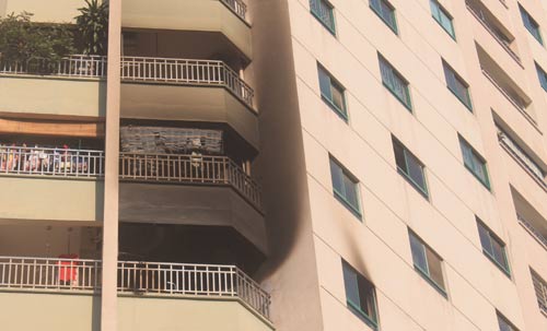 Cháy chung cư Trung Hòa, người dân hoảng loạn