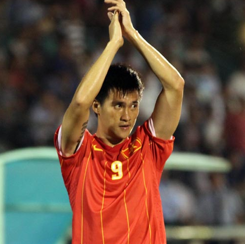 Công Vinh chạy bộ để đón... máy bay