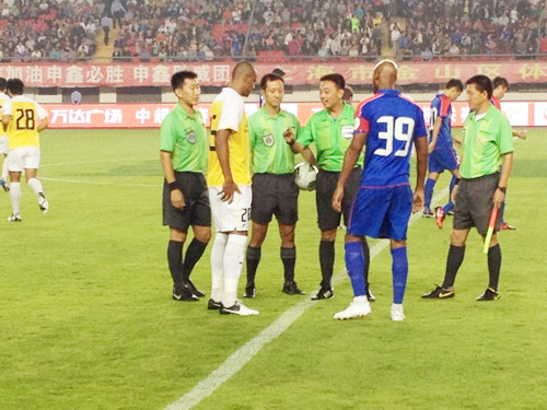 Trọng tài Võ Minh Trí kể chuyện đuổi 2 ngôi sao của Lippi