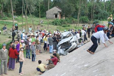 Vụ tàu hỏa đâm ô tô 7 chỗ: Thêm một người tử vong, tài xế bỏ trốn