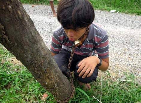 Campuchia: Bố xích cổ con vào cột điện