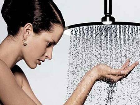 Chồng nhìn trộm em vợ tắm