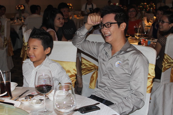 Hoàng Bách 'méo mặt' vì con trai vung tiền đấu giá