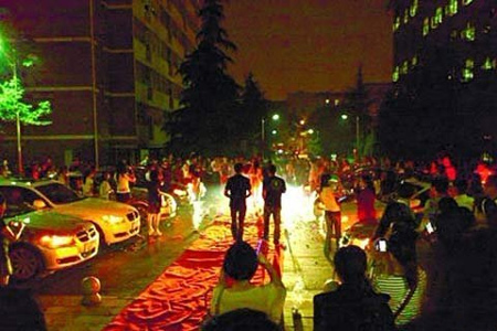 Trung Quốc: Màn cầu hôn hoành tráng bằng 11 chiếc xe BMW