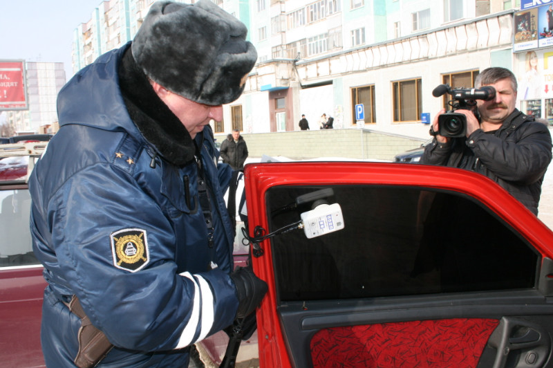 Moskva: Cảnh sát giao thông không chặn các “xế xịn” dán kính đen?