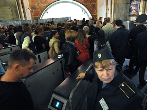 Ga tàu điện ngầm Moskva tắc nghẽn ngày đầu năm học