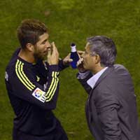 Ramos khiêu khích Mou: Real đang loạn