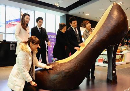 Giầy “khủng” cao 2 mét làm từ sô-cô-la