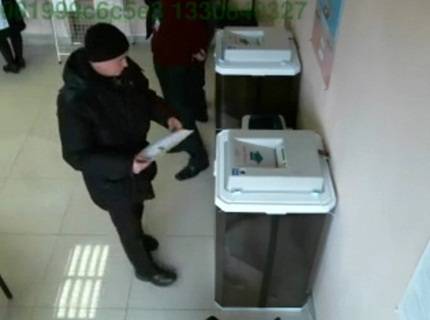 Ảnh: Mặt trời nước Nga bừng giấc trên lá phiếu