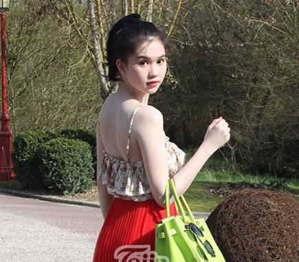 Ngọc Trinh đẹp long lanh khi kín đáo