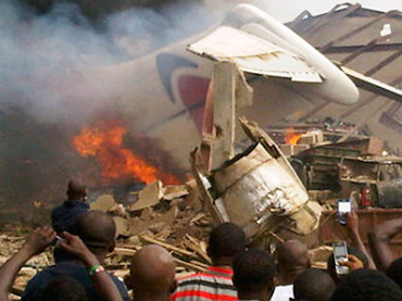 Máy bay đâm vào nhà dân, ít nhất 153 hành khách thiệt mạng