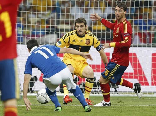 Quả bóng vàng FIFA 2012: Hãy nhìn về Casillas