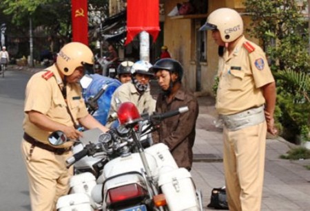 Vi phạm giao thông: Phạt tiền tại chỗ có hạn chế được tiêu cực?