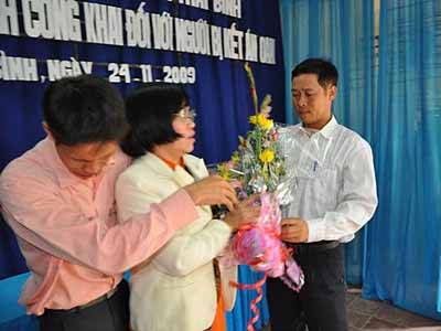 Bồi thường gần 1 tỷ đồng cho doanh nhân rửa bát thuê