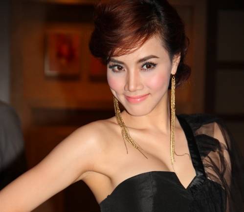 Trang Nhung đích thực 'người đẹp nghiện khoe ngực'