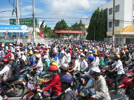 Mọi ngả đường kẹt cứng, CSGT căng mình điều tiết