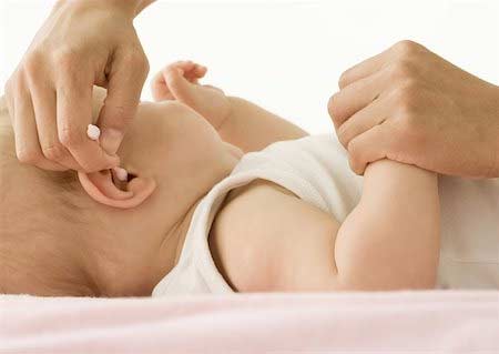 Thủng màng nhĩ vì lấy ráy tai bằng vật cứng