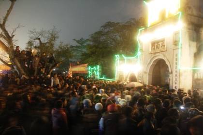 Biển người chen nhau “cướp” lộc sau thời khắc khai ấn đền Trần