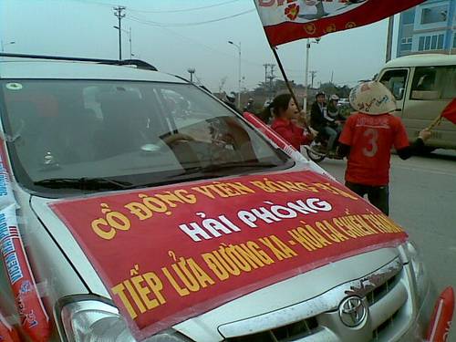 Màn diễu hành hoành tráng của CĐV Hải Phòng tại Hà Nội