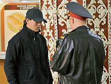 Moskva: Nhân viên di trú FMS kiểm tra người nhập cư ngày 5-4