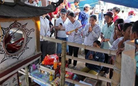 Xôn xao ‘rắn thần’ đẻ trứng trên xe máy