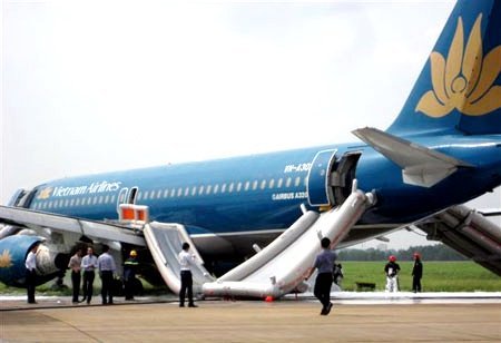 Máy bay VNA phát ra tiếng động lớn khi hạ cánh