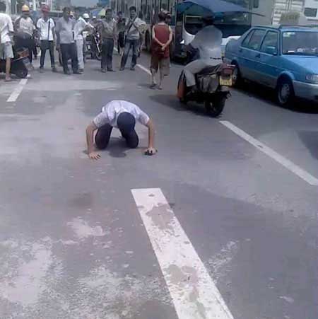 Rạp đầu, bò lê giữa đường cả 1.000 m xin vợ tha thứ