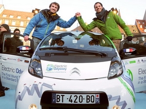 Xe ôtô điện đi vòng quanh thế giới đến Việt Nam