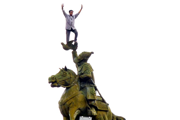 Giải cứu một người “diễn xiếc” trên…tượng đài
