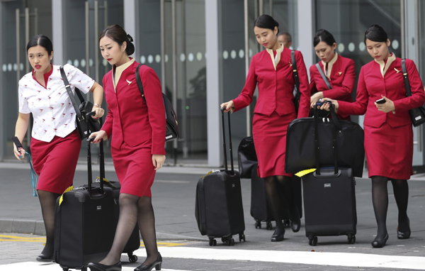 Nữ tiếp viên hàng không đòi mặc quần thay vì váy đồng phục