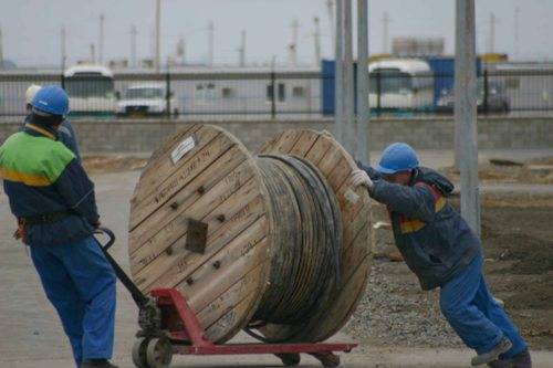 Hủy bỏ hạn ngạch đối với thợ hàn và thợ điện nước ngoài