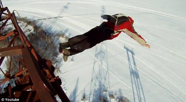 Thoát chết sau khi rơi từ độ cao 120m