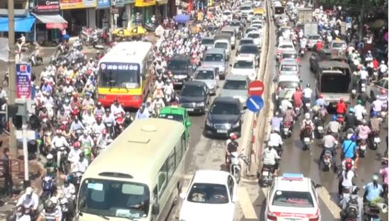 Sĩ tử đổ về quê, đường phố tắc nghẽn