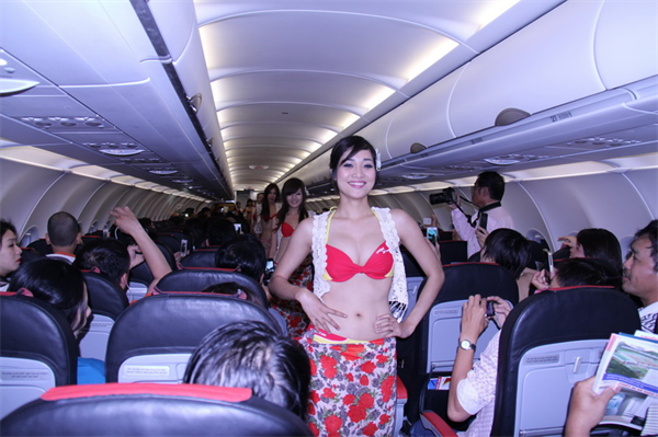 Miss Teen diễn Bikini trên máy bay