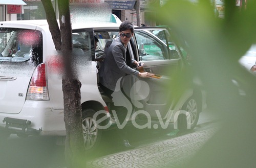 MC Phan Anh vào khách sạn cùng 'gái lạ'?