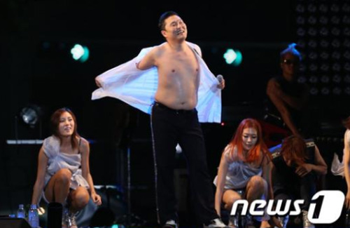 Clip màn cởi áo của cha đẻ Gangnam Style